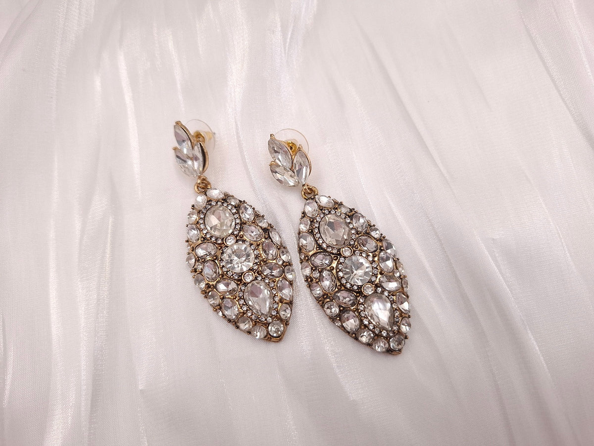 Χειροποίητα κρεμαστά σκουλαρίκια euhandmade με vintage μοτίφ δάκρυ, διάφανα κρύσταλλα και αντικέ χρυσαφί λεπτομέρειες