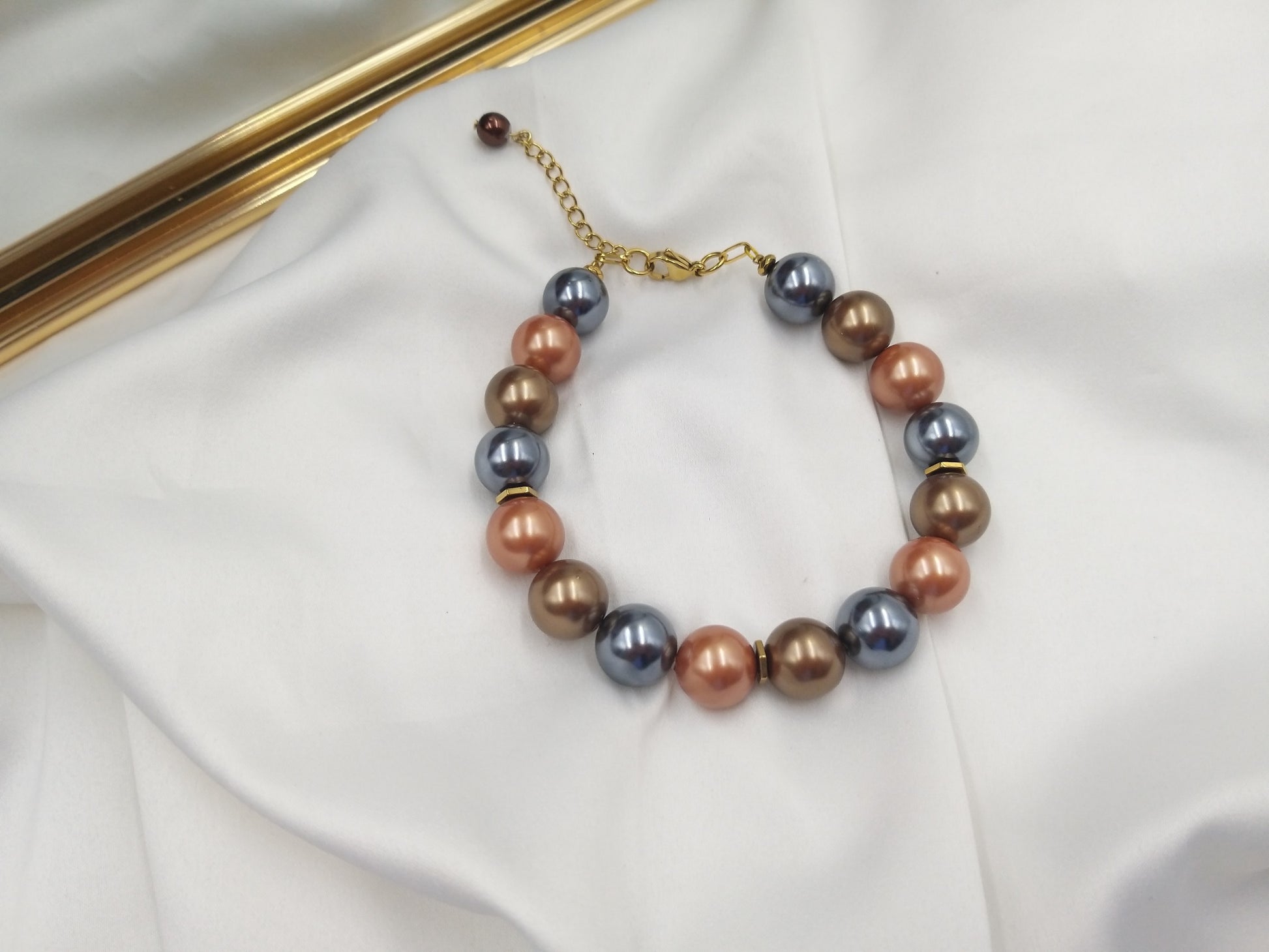 Χειροποίητο βραχιόλι με shell pearls σε καφέ, bronze και γκρι αποχρώσεις  – euhandmade