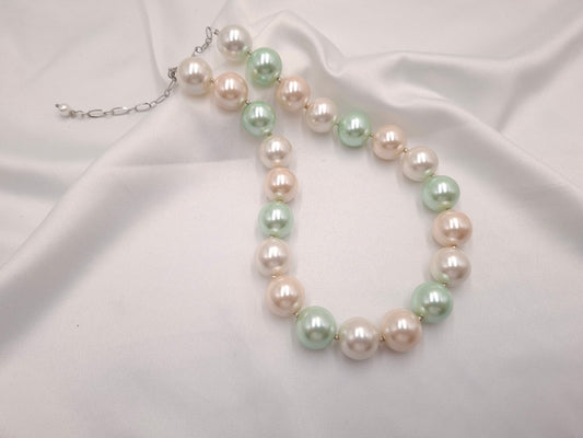Χειροποίητο κολιέ Whispering Pearls με μεγάλες γυάλινες πέρλες σε λευκό, ροζ και μέντα και ασημί αλυσίδα προέκτασης