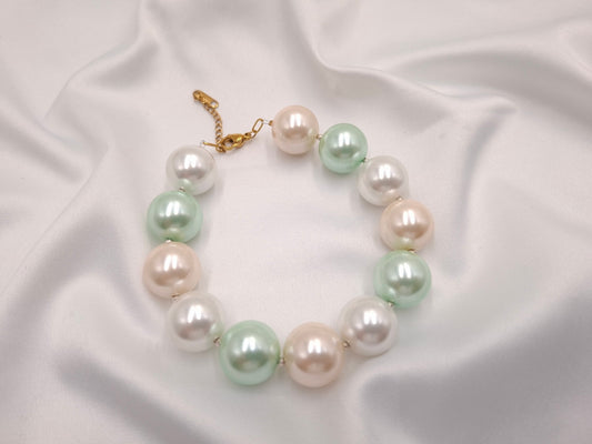 Χειροποίητο βραχιόλι Whispering Pearls με μεγάλες πέρλες σε λευκό, ροζ και μέντα και χρυσαφί κούμπωμα