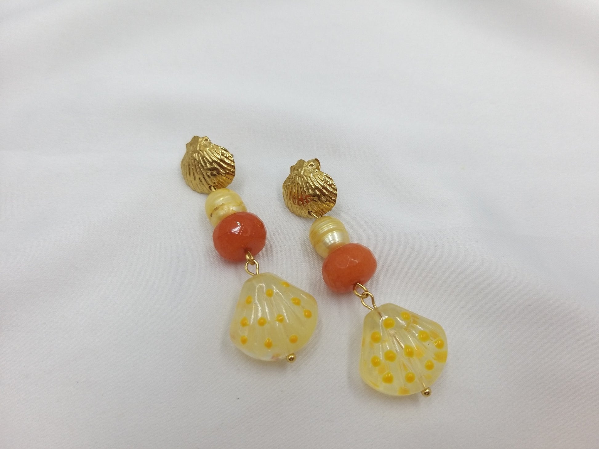 Χειροποίητα σκουλαρίκια Seashell Kiss με κίτρινο γυάλινο κοχύλι, κίτρινα μαργαριτάρια  και πορτοκαλί αχάτη, και μεταλλική χρυσή βάση σε σχέδιο κοχυλιού – EuHandmade
