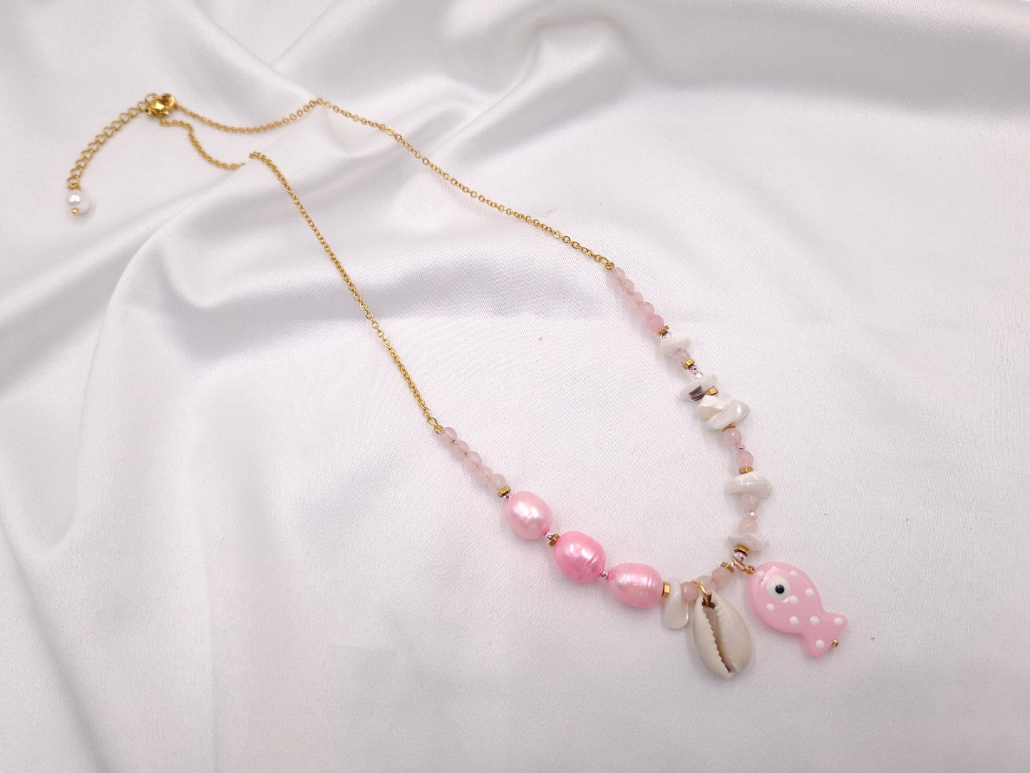 Χειροποίητο κολιέ Fish Tales Blush Shell της euhandmade με ροζ πέρλες, γυάλινο ψαράκι, κοχύλι, λευκά φυσικά στοιχεία και χρυσαφί ατσάλινη αλυσίδα