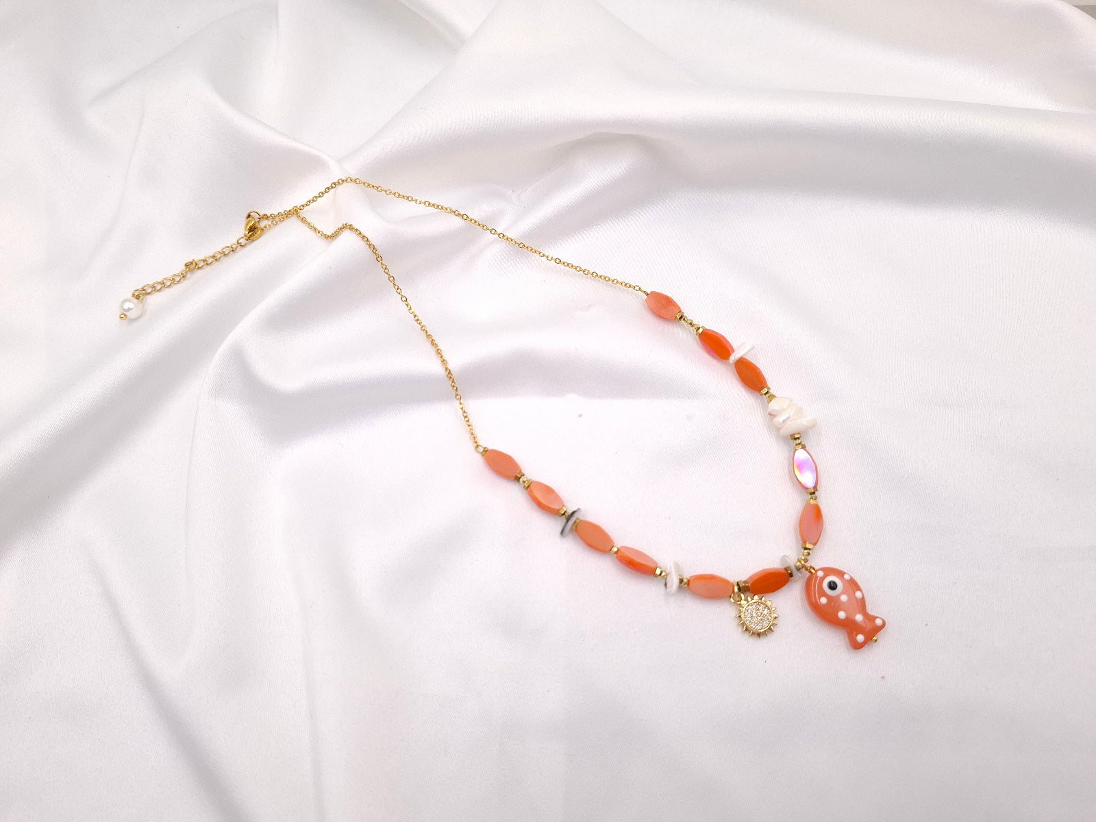 Χειροποίητο κολιέ Fish Tales Coral Sunset της euhandmade με κοραλί χάντρες, γυάλινο ψαράκι, στοιχείο ήλιου, λευκά κοχύλια και χρυσαφί ατσάλινη αλυσίδα