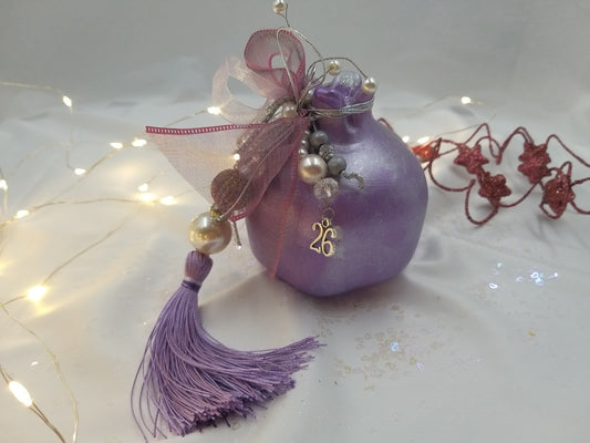 Γούρι 2026 λιλά ρόδι με φούντα, πέρλες και χρυσές λεπτομέρειες – χειροποίητο euhandmade