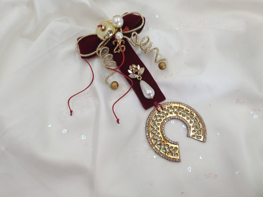 Χειροποίητο γούρι 2026 σε μπορντό βελούδο με χρυσό πέταλο και μαργαριτάρια – euhandmade