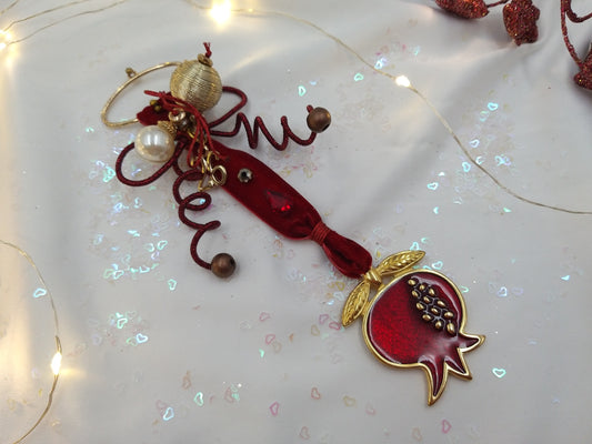 Χειροποίητο γούρι 2026 με κόκκινο βελούδο και χρυσό ρόδι, διακοσμημένο με πέρλες, κρύσταλλα και charm “26”.