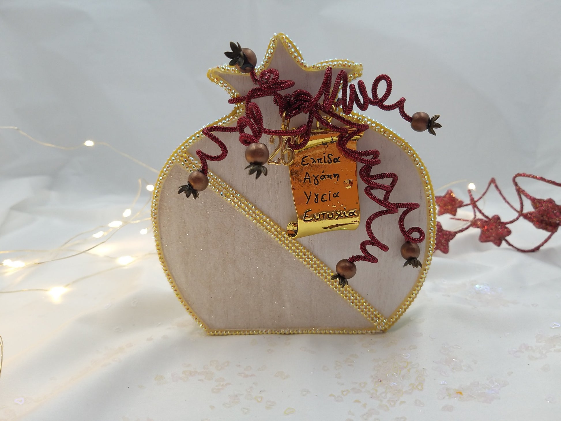 Γούρι 2026 ρόδι σε ξύλινη βάση, μπορντό, με μεταλλικό πάπυρο ευχών – χειροποίητο euhandmade