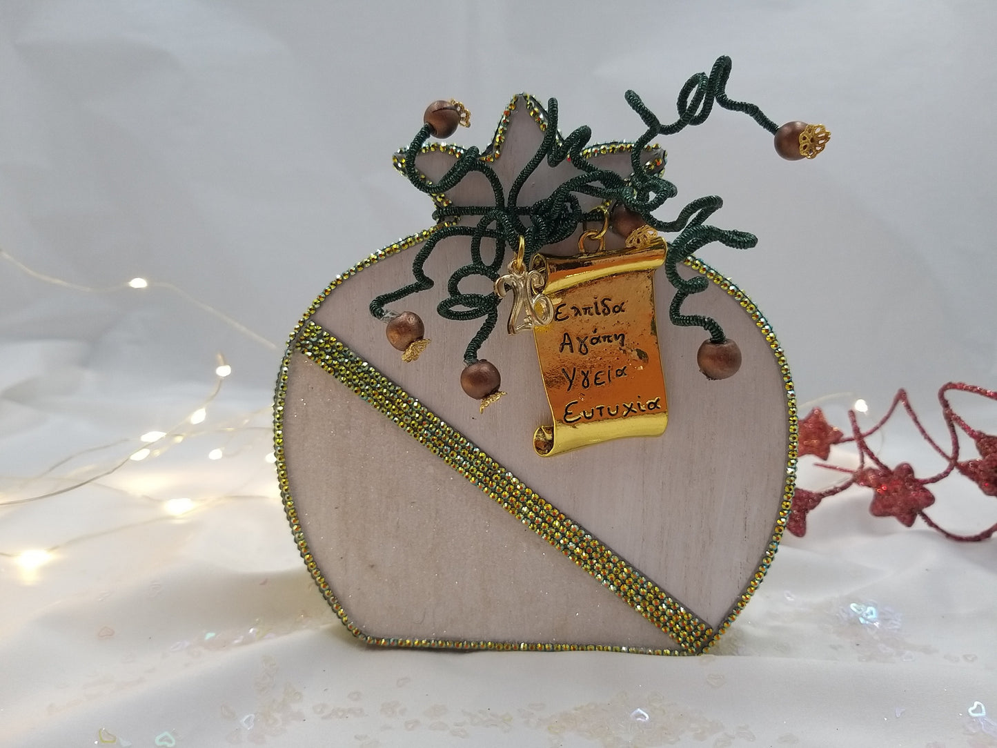 Γούρι 2026 ρόδι σε ξύλινη βάση, πράσινο, με μεταλλικό πάπυρο ευχών – χειροποίητο euhandmade