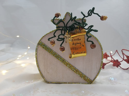 Γούρι 2026 ρόδι σε ξύλινη βάση, πράσινο, με μεταλλικό πάπυρο ευχών – χειροποίητο euhandmade