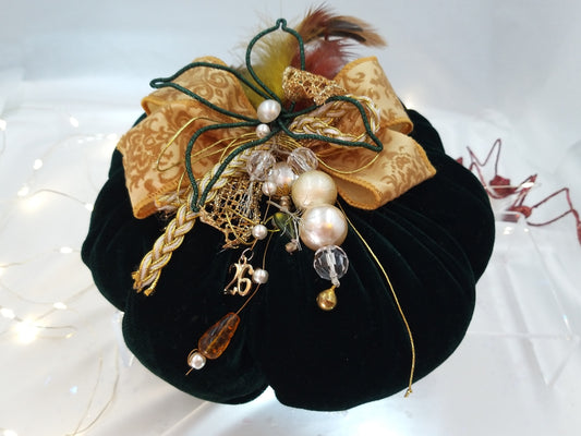 Βελούδινη χριστουγεννιάτικη κολοκύθα σε πράσινο forest χρώμα με χρυσές λεπτομέρειες και χειροποίητο γούρι, euhandmade