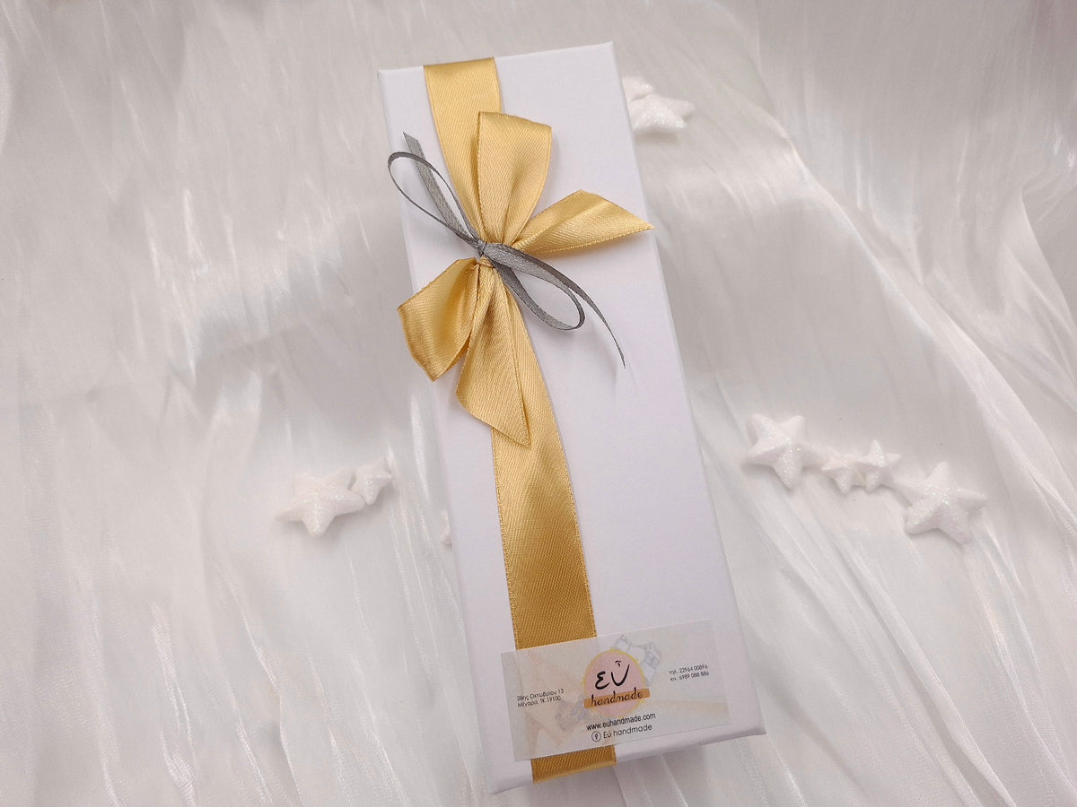 Λευκό κουτί δώρου euhandmade με χρυσαφί σατέν φιόγκο και γκρι κορδέλα για χειροποίητο γούρι.
