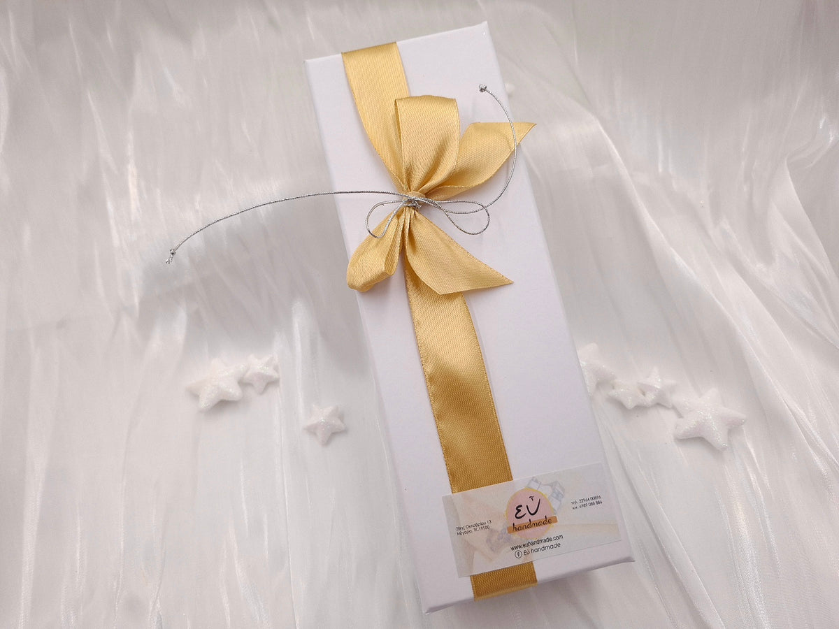 Λευκό κουτί δώρου euhandmade με χρυσαφί σατέν φιόγκο για χειροποίητο πρωτοχρονιάτικο γούρι.