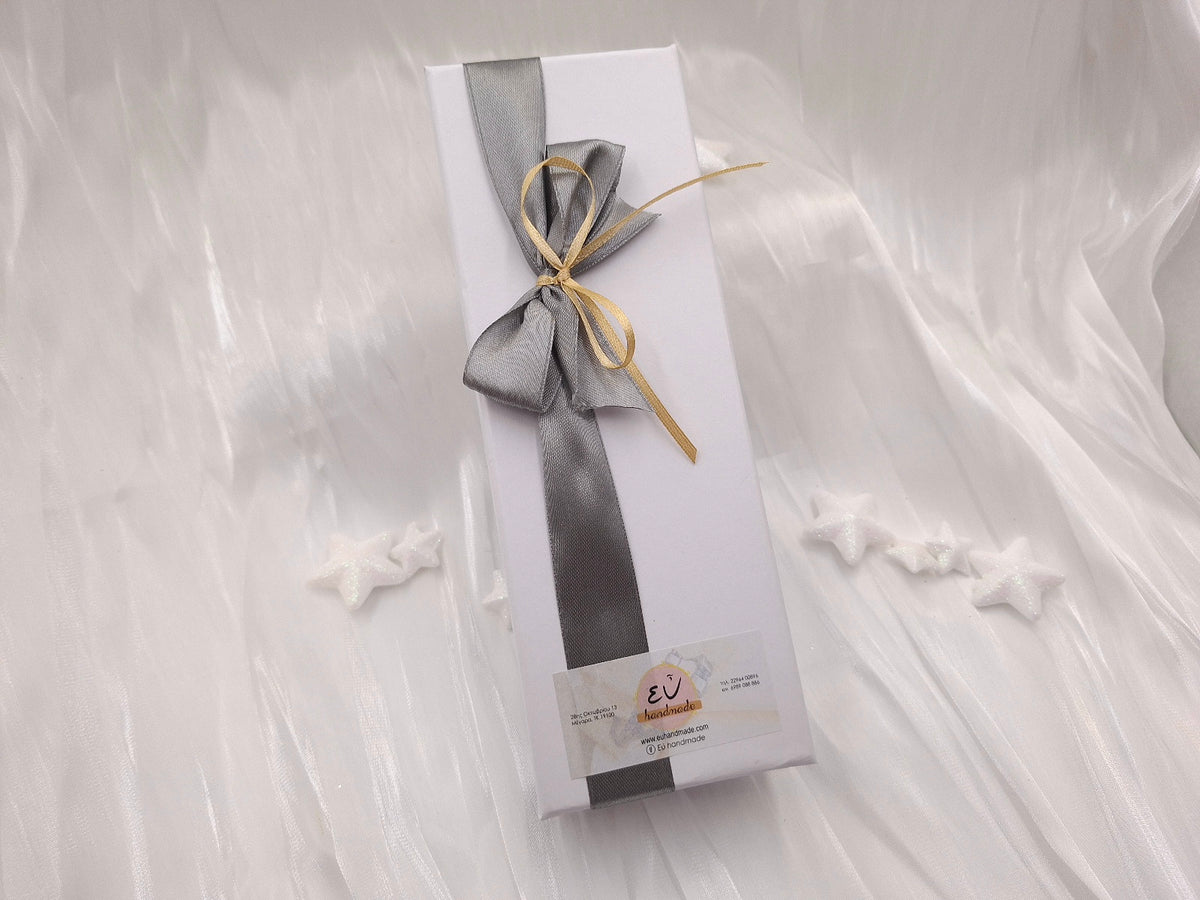 Λευκό κουτί δώρου euhandmade με ασημογκρί σατέν κορδέλα και χρυσαφένιο φιόγκο για το χειροποίητο γούρι 2027