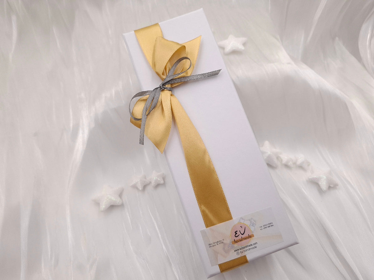 Λευκό κουτί δώρου euhandmade με χρυσαφί σατέν κορδέλα και γκρι φιόγκο για χειροποίητο γούρι