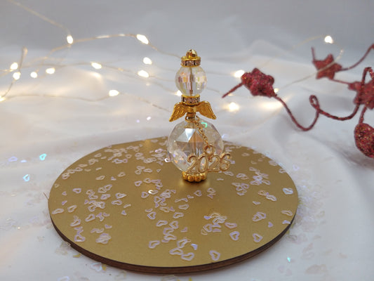 Κρυστάλλινο γούρι αγγελάκι με χρυσές λεπτομέρειες και το έτος 2026, χειροποίητο από euhandmade.