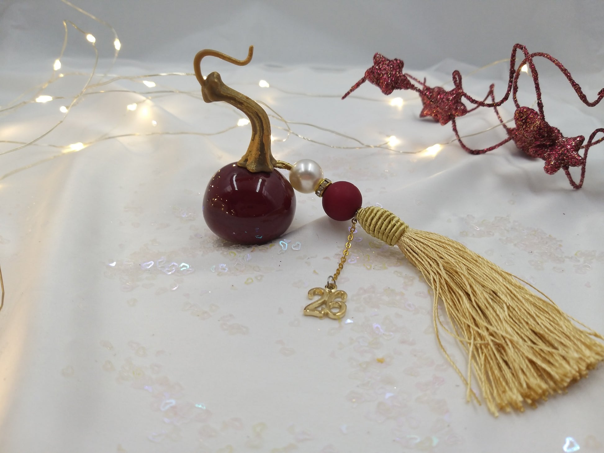 Χειροποίητο γούρι 2026 – μπορντό κολοκύθα με φούντα και χρυσαφένιες λεπτομέρειες από την euhandmade.