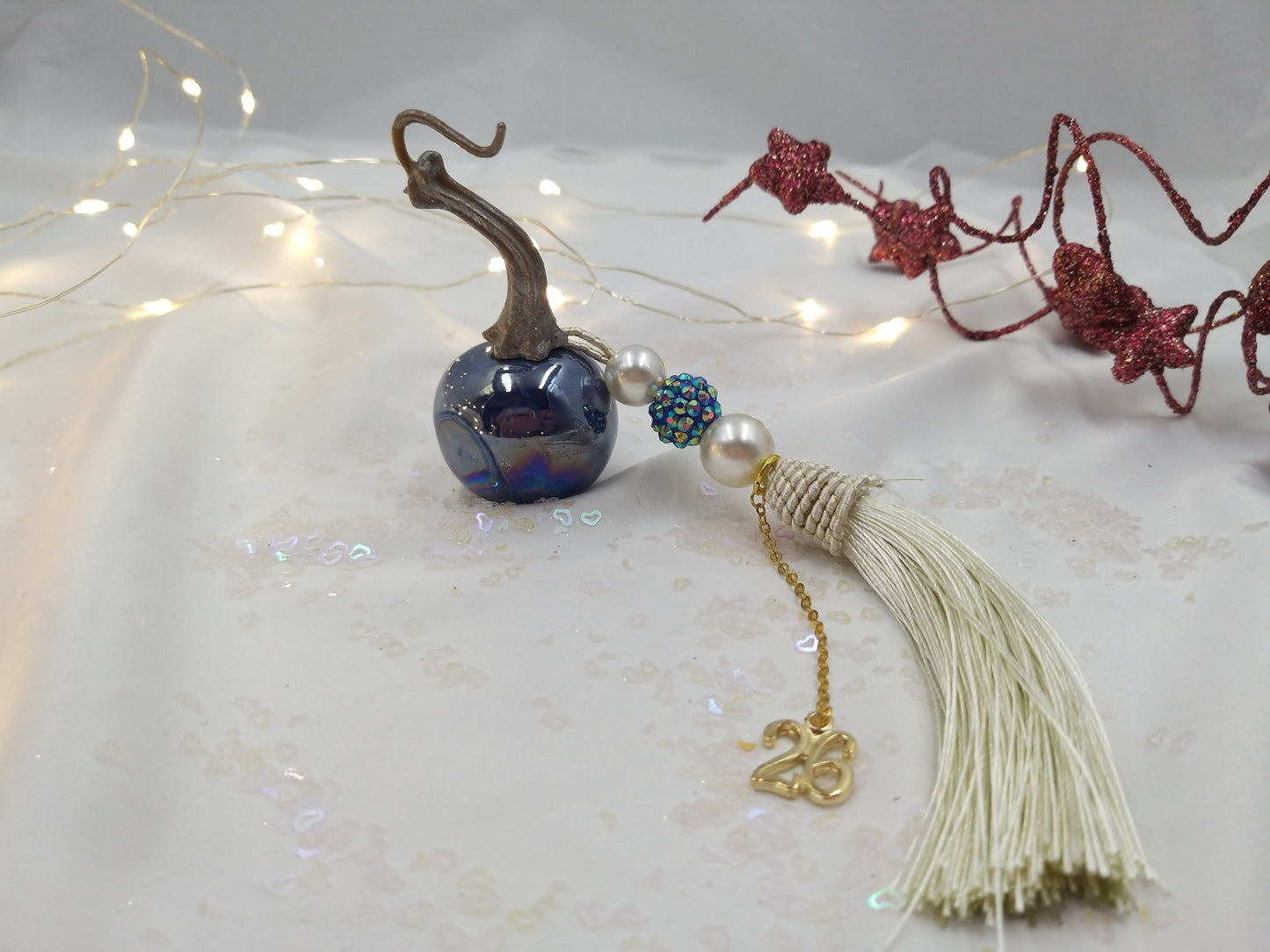 Χειροποίητο γούρι 2026 – μπλε ρουά  κολοκύθα με φούντα και χρυσαφένιες λεπτομέρειες από την euhandmade.