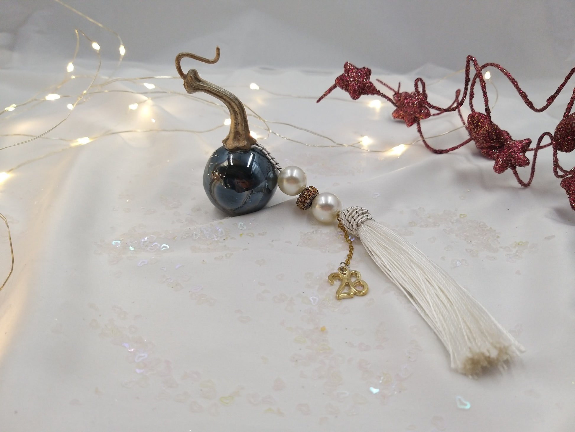 Χειροποίητο γούρι 2026 – πετρόλ κολοκύθα με φούντα και χρυσαφένιες λεπτομέρειες από την euhandmade.