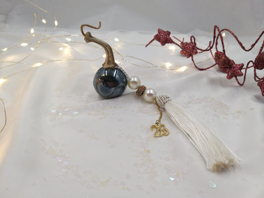 Χειροποίητο γούρι 2026 – πετρόλ κολοκύθα με φούντα και χρυσαφένιες λεπτομέρειες από την euhandmade.