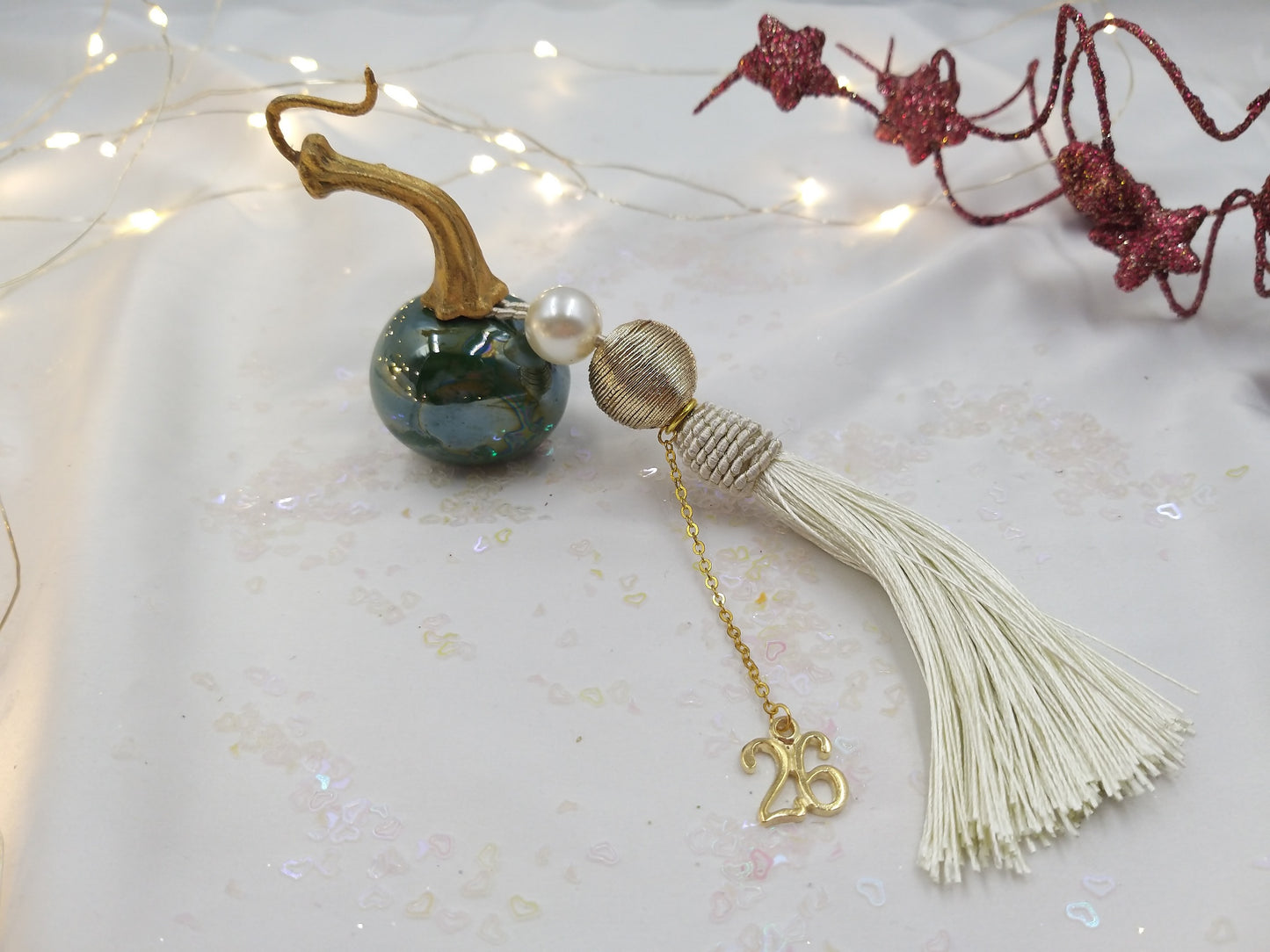 Χειροποίητο γούρι 2026 – πράσινη κολοκύθα με φούντα και χρυσαφένιες λεπτομέρειες από την euhandmade