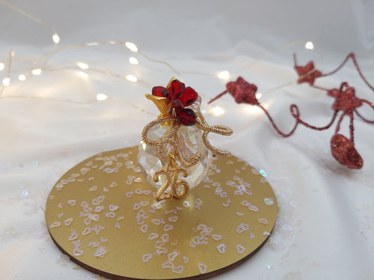 Διάφανο κρυστάλλινο γούρι 2026 με κόκκινα κρυσταλλάκια και χρυσές λεπτομέρειες – euhandmade