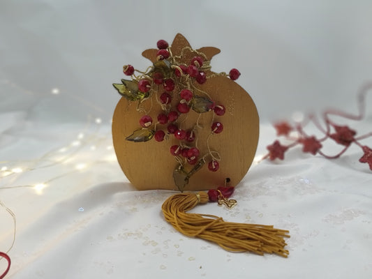 Γούρι ρόδι 2026 με κόκκινες χάντρες και χρυσή φούντα από το euhandmade