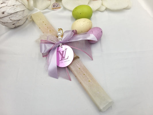 Χειροποίητη ιβουάρ πασχαλινή λαμπάδα πλακέ με μεταλλικό μπρελόκ