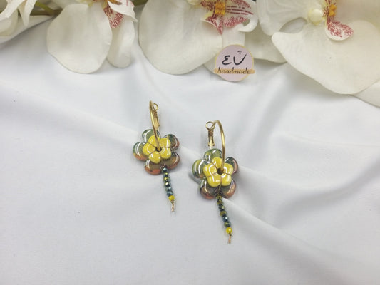 Χειροποίητα σκουλαρίκια σε πράσινο-κίτρινο λουλούδι με κρύσταλλα , πάνω σε ατσάλινο κρίκο