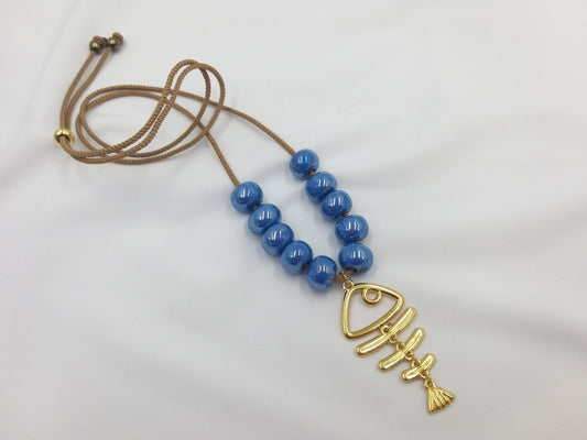 Χειροποίητο κεραμικό κολιέ με κορδόνι και μεταλλικό ψάρι