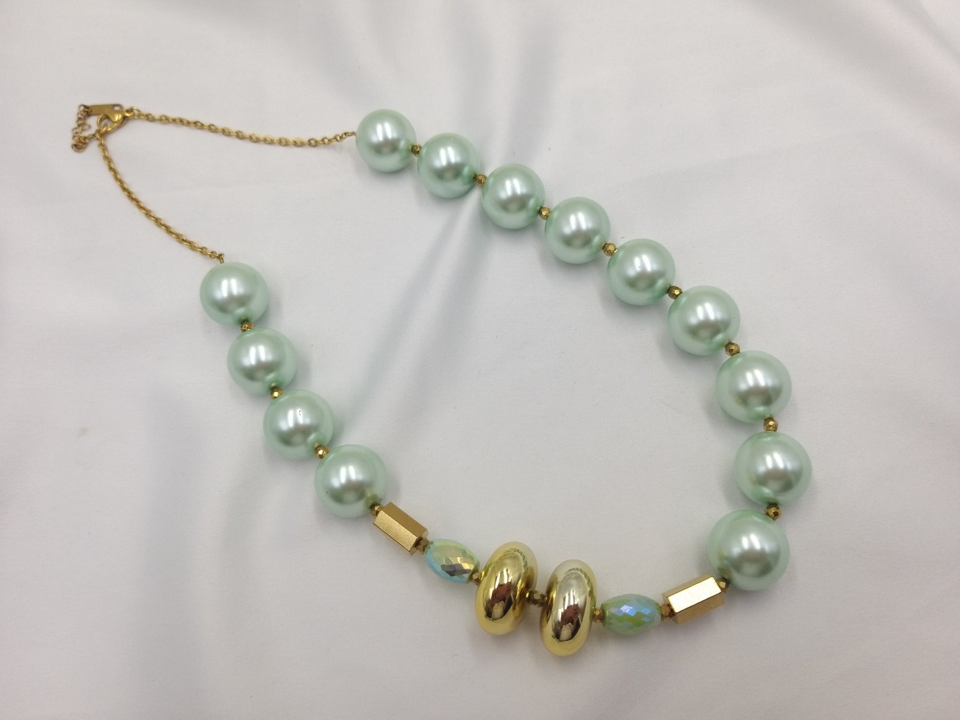 Χειροποίητο κολιέ με πέρλες στο πράσινο της μέντας και χρυσές λεπτομέρειες