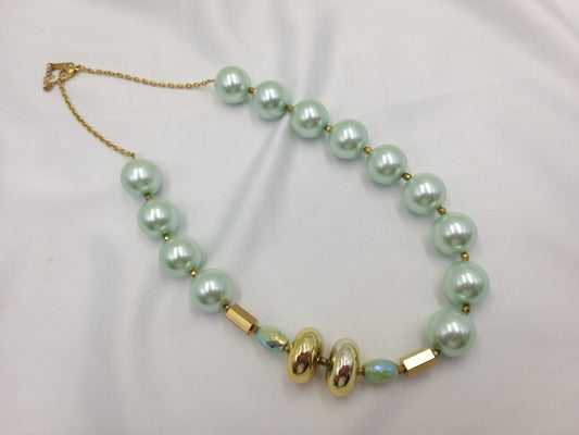 Χειροποίητο κολιέ με πέρλες στο πράσινο της μέντας και χρυσές λεπτομέρειες