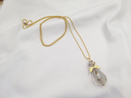 Χειροποίητο κολιέ αγγελάκι με γκρι κρύσταλλα σε χρυσαφί αλυσίδα από την euhandmade.