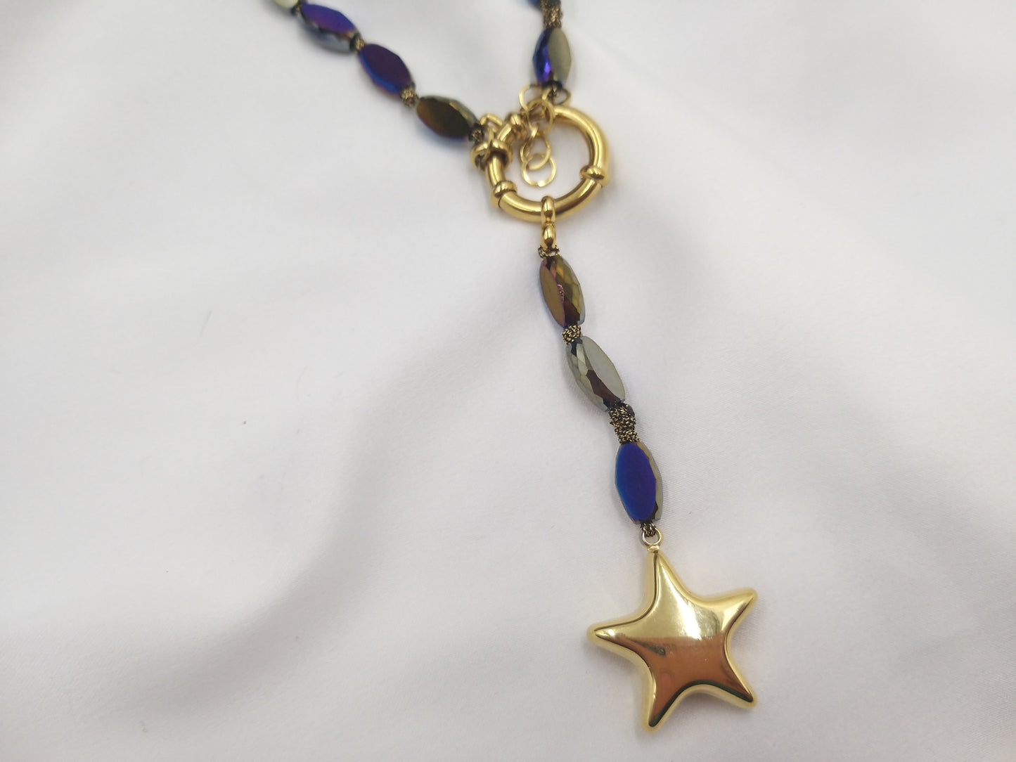 Λεπτομέρεια χειροποίητου κολιέ με αστέρι