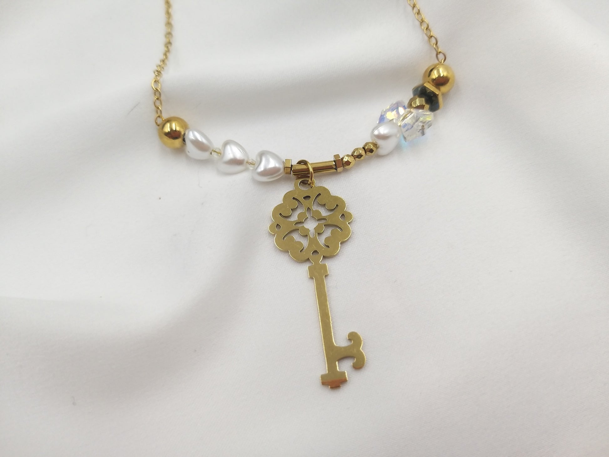 Χειροποίητο κολιέ με κλειδί λεπτομέρεια και φυσικά μαργαριτάρια σε χρυσό τόνο  από την euhandmade