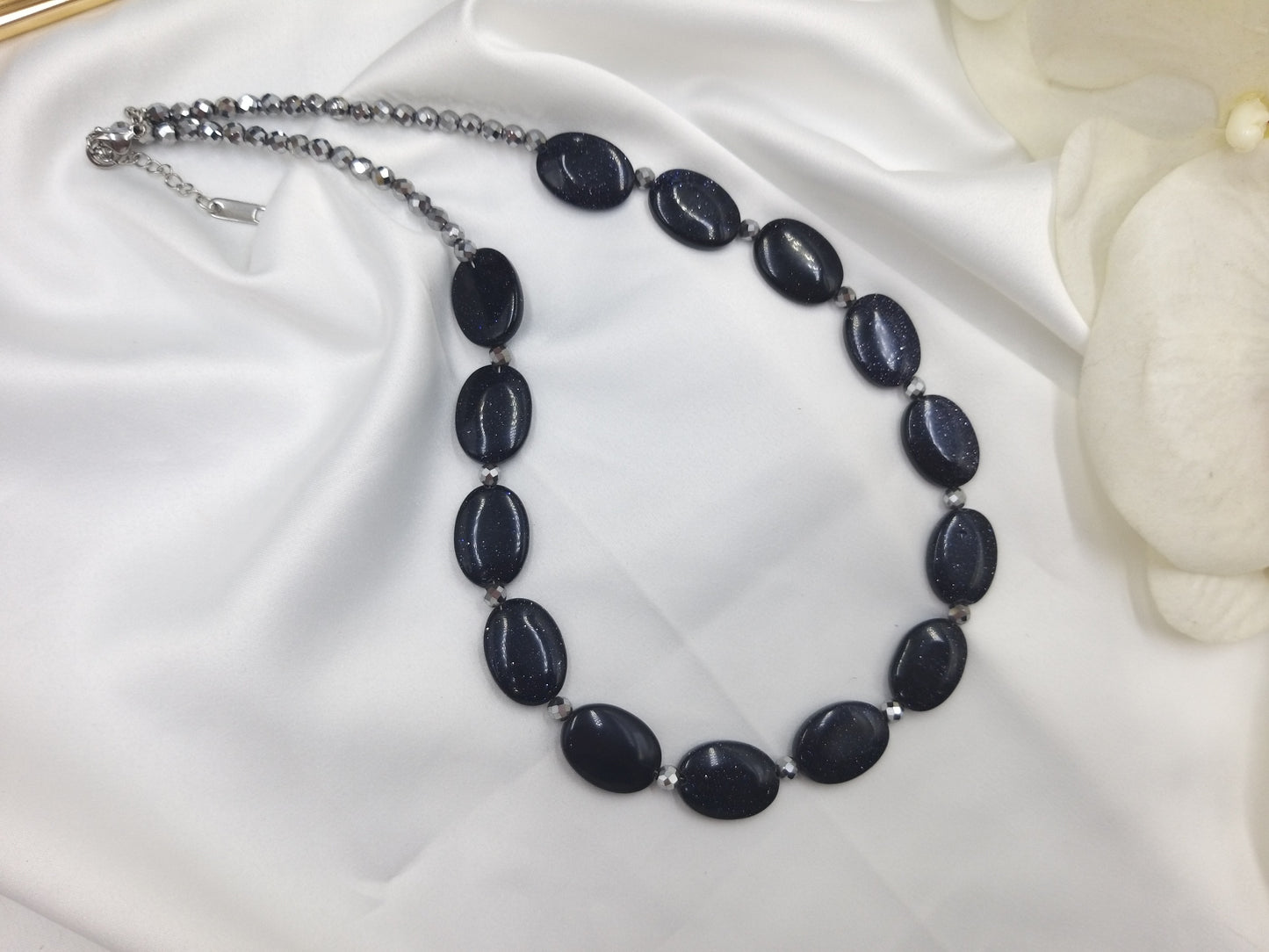 Χειροποίητο κολιέ από οβάλ χρυσόλιθο με ασημί λεπτομέρειες πάνω σε λευκό φόντο, Eu handmade.