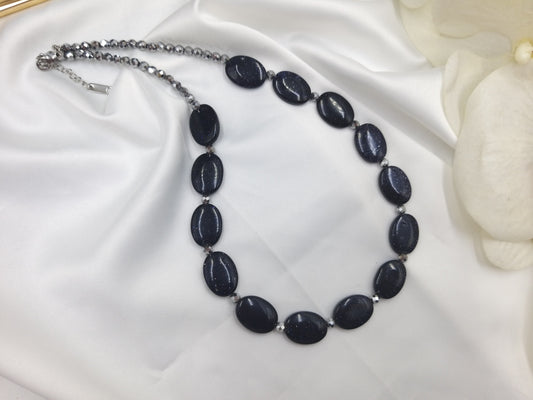 Χειροποίητο κολιέ από οβάλ χρυσόλιθο με ασημί λεπτομέρειες πάνω σε λευκό φόντο, Eu handmade.