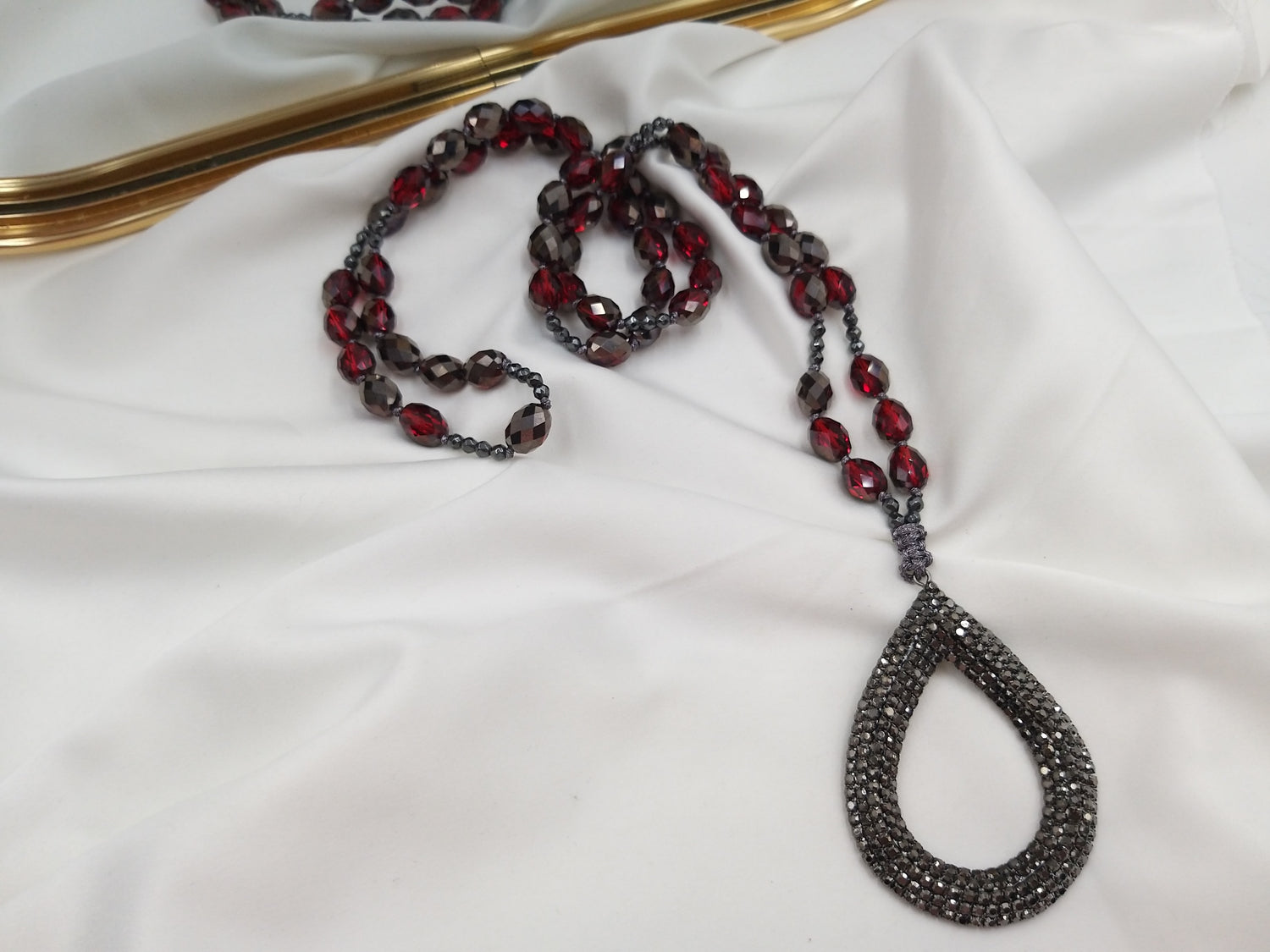 Κολιέ με μπορντό κρυστάλλους και μοτίφ σταγόνα σε ανθρακί λάμψη, χειροποίητο από euhandmade.