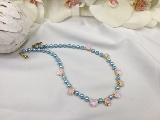 Χειροποίητο κολιέ με γαλάζιες πέρλες και ροζ κρυστάλλινες καρδιές