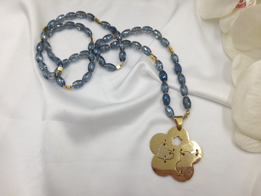 Χειροποίητο κολιέ με γαλάζιες χάντρες και χρυσό λουλούδι