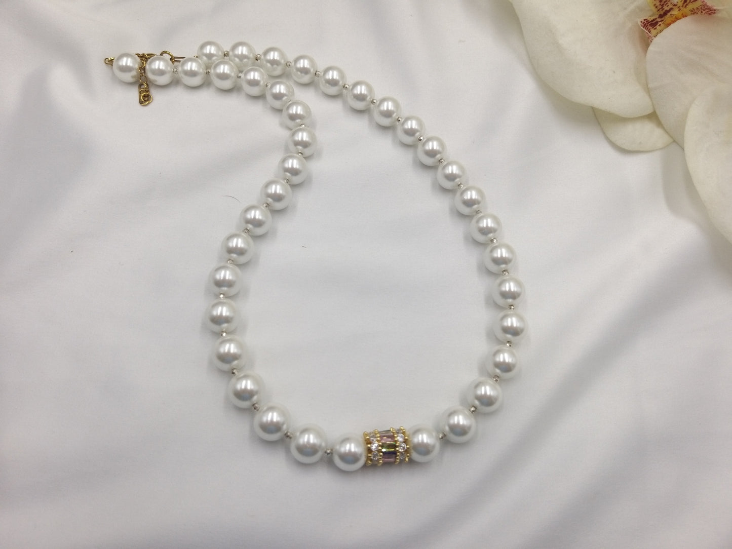 Χειροποίητο κολιέ με λευκές πέρλες και multi ζιργκόν