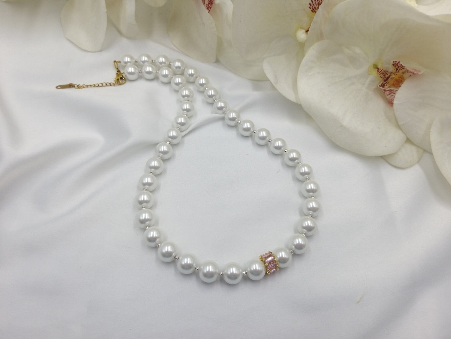 Κολιέ με λευκές πέρλες και ροζ ζιργκόν από euhandmade