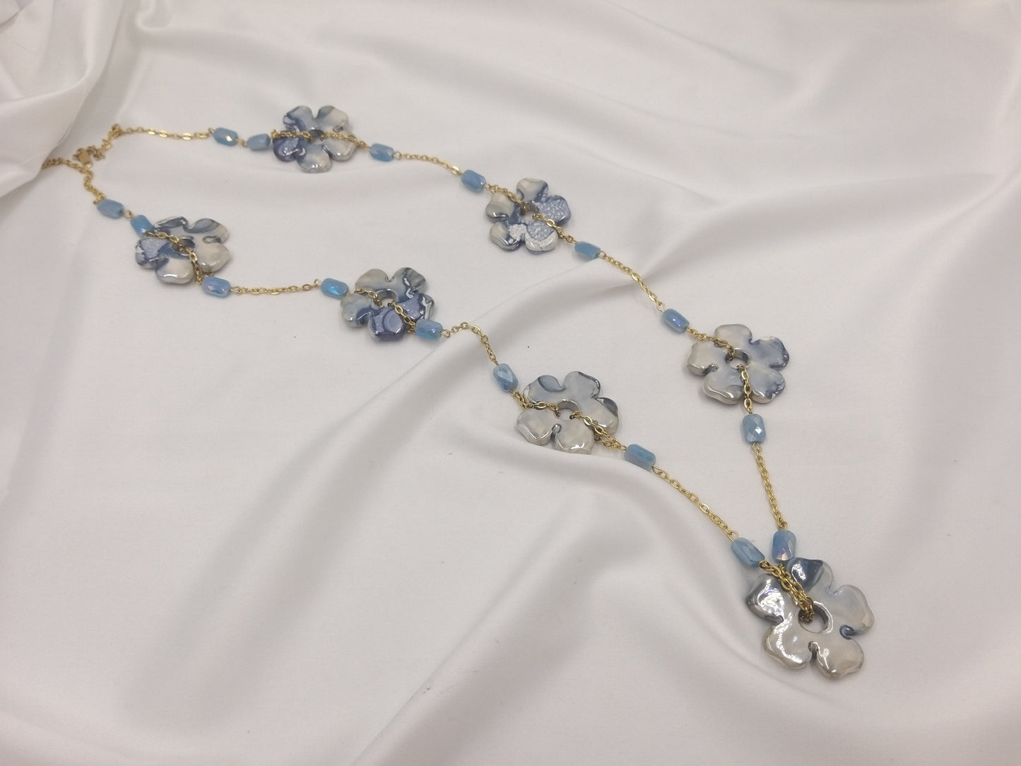 χειροποίητο κολιέ με μπλε κεραμικά λουλούδια και γαλάζιες χάντρες euhandmade