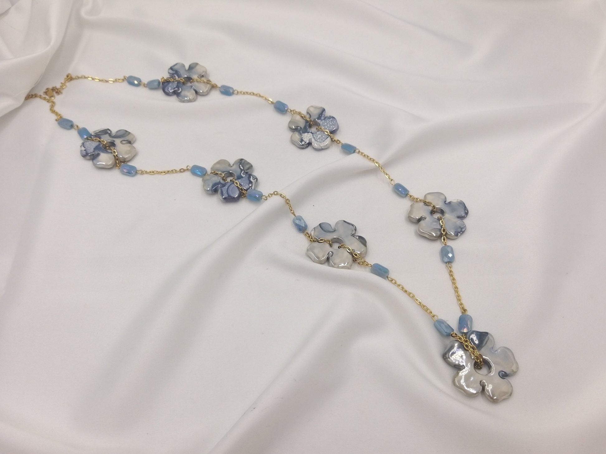 χειροποίητο κολιέ με μπλε κεραμικά λουλούδια και γαλάζιες χάντρες euhandmade