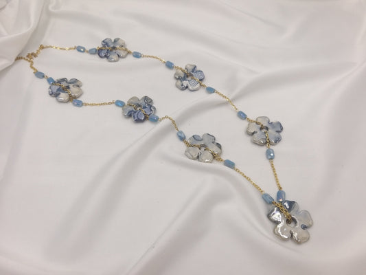 χειροποίητο κολιέ με μπλε κεραμικά λουλούδια και γαλάζιες χάντρες euhandmade