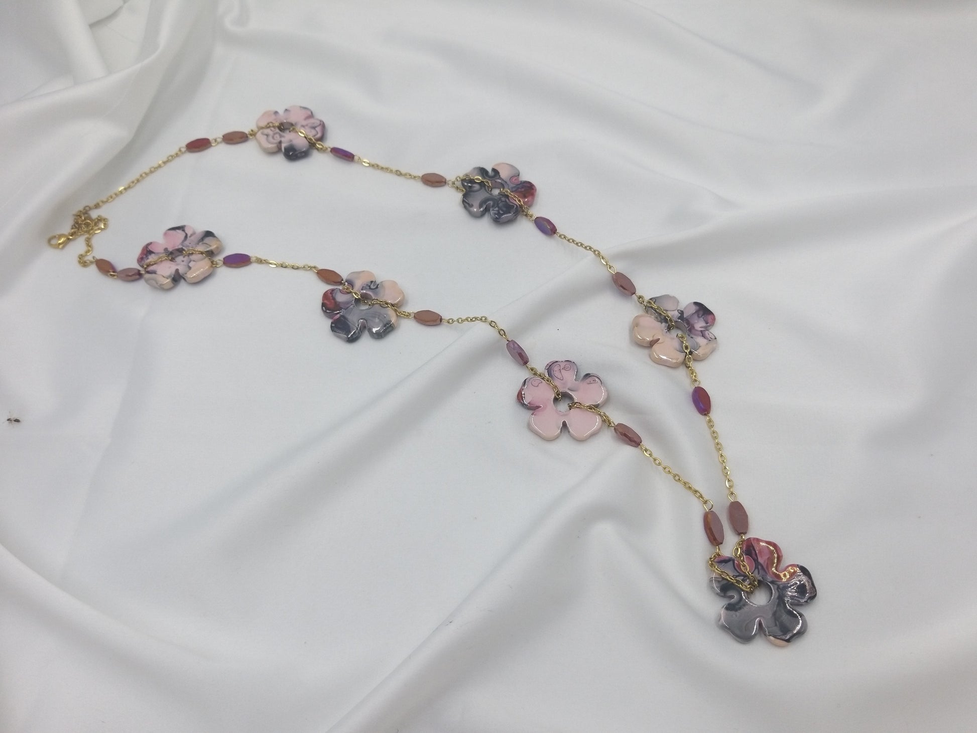 χειροποίητο κολιέ με ροζ και μοβ κεραμικά λουλούδια euhandmade