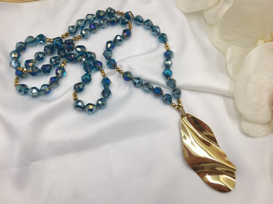 Κολιέ με μπλε κρύσταλλα και χρυσό abstract κύμα – statement χειροποίητο κόσμημα από τη συλλογή euhandmade