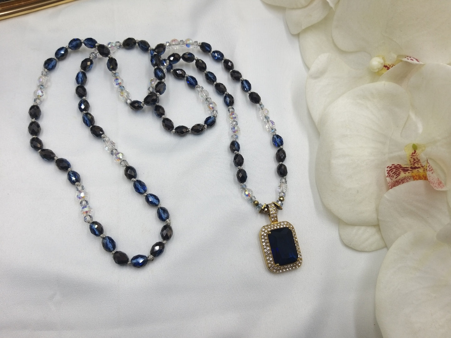 Χειροποίητο μακρύ κολιέ από διάφανα ζιργκόν με χρυσές λεπτομέρειες και μεγάλη πέτρα στο κέντρο, δημιουργία Euhandmade