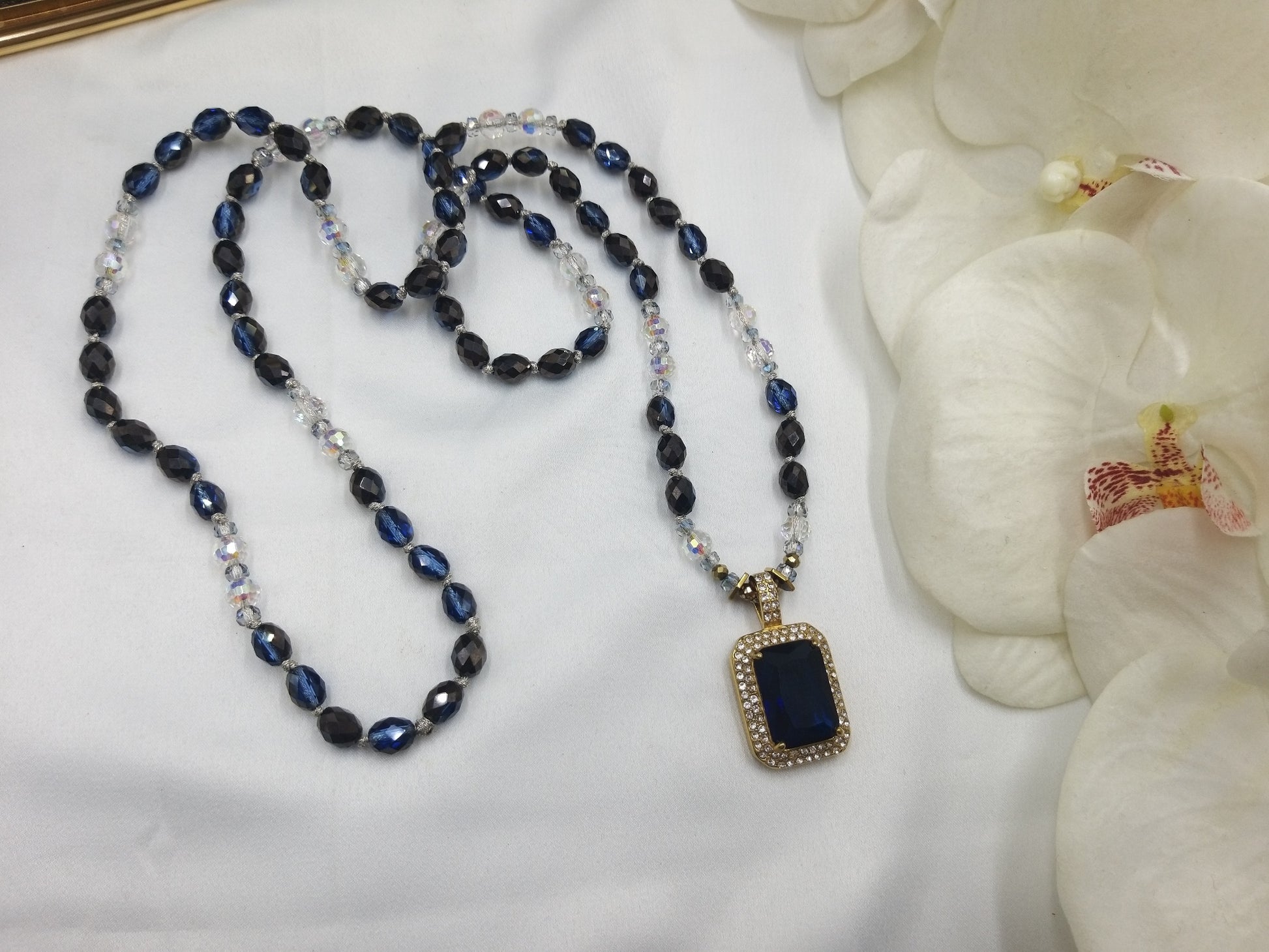 Χειροποίητο μακρύ κολιέ από διάφανα ζιργκόν με χρυσές λεπτομέρειες και μεγάλη πέτρα στο κέντρο, δημιουργία Euhandmade