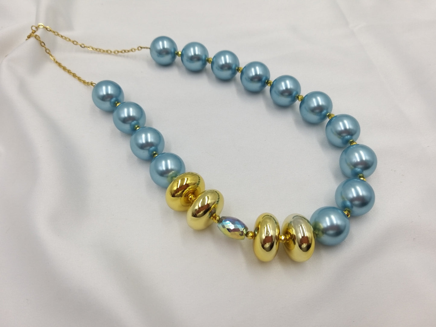 Χειροποίητο κολιέ με γαλάζιες πέρλες και χρυσές ροδέλες