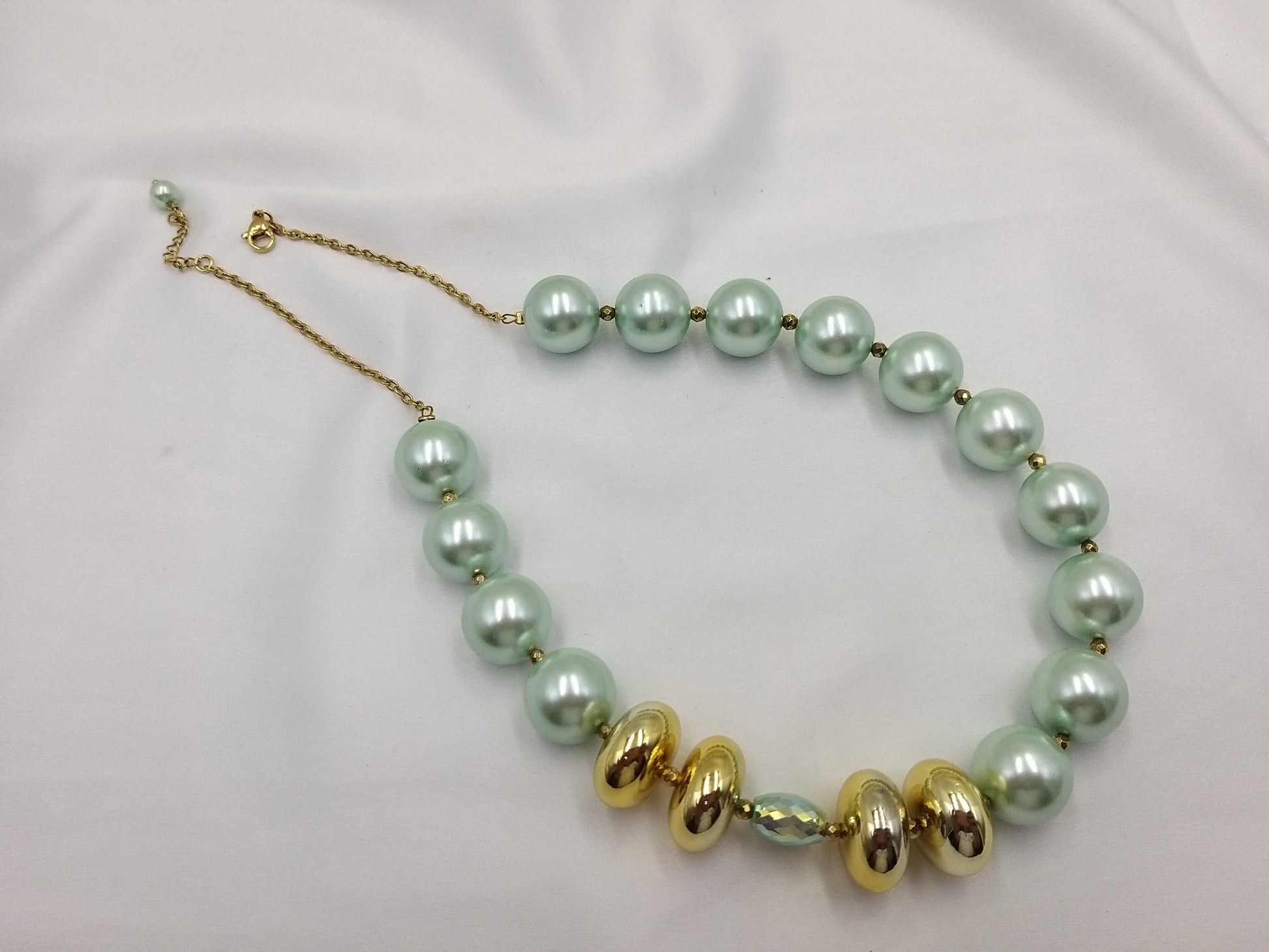 Χειροποίητο κολιέ με πέρλες στο πράσινο της μέντας και χρυσές ροδέλες